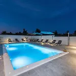 Nika Zadarvillas Vila *