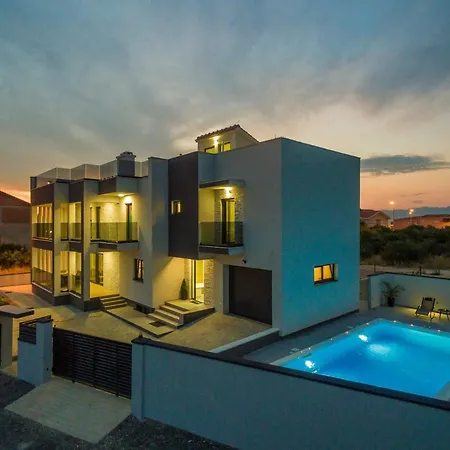 Nika Zadarvillas زادار