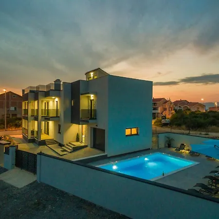 Nika Zadarvillas فيلة *