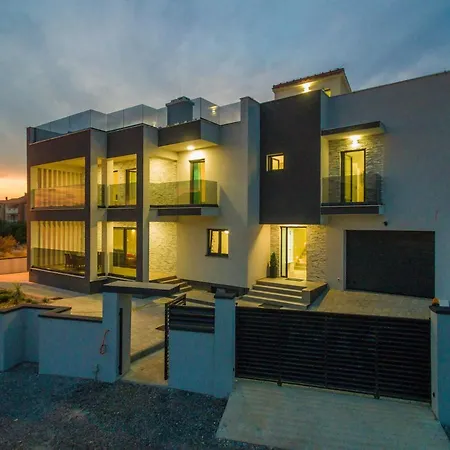 Nika Zadarvillas *