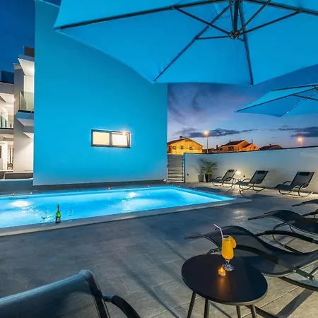 فيلة Nika Zadarvillas *