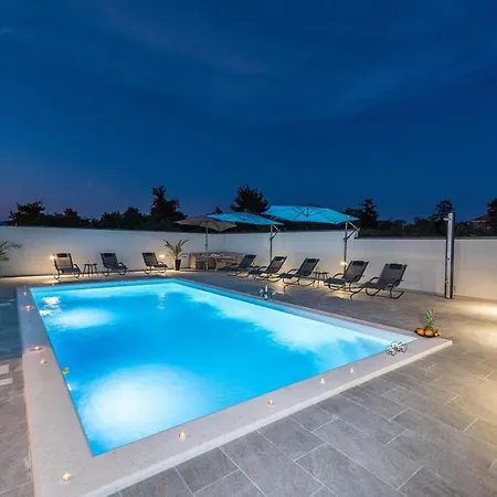 Nika Zadarvillas فيلة *