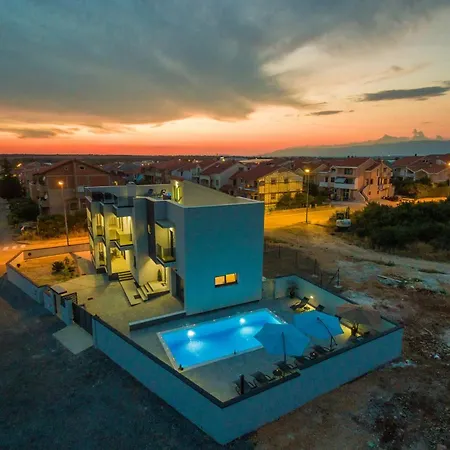 Nika Zadarvillas فيلة