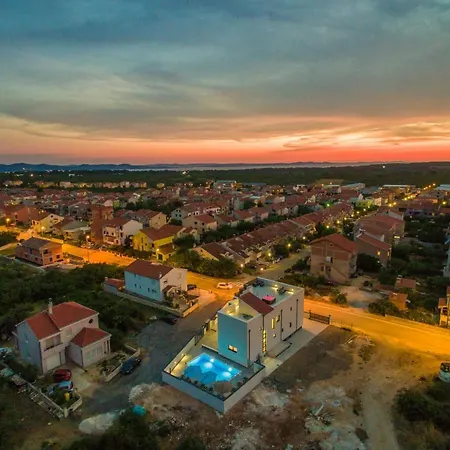 Nika Zadarvillas فيلة