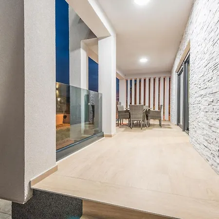 فيلة Nika Zadarvillas *