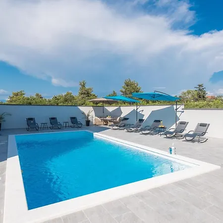 Nika Zadarvillas
