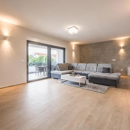 Nika Zadarvillas فيلة