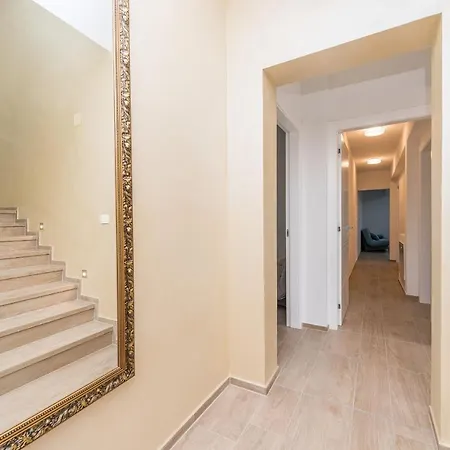 Nika Zadarvillas فيلة *