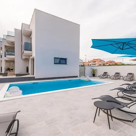 فيلة Nika Zadarvillas *