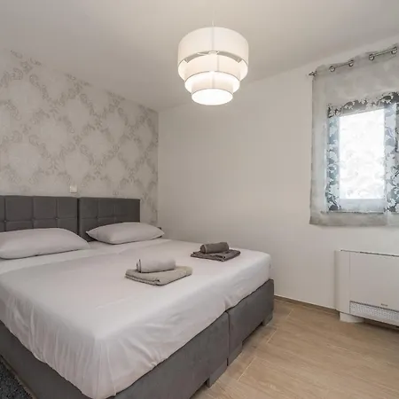 Nika Zadarvillas