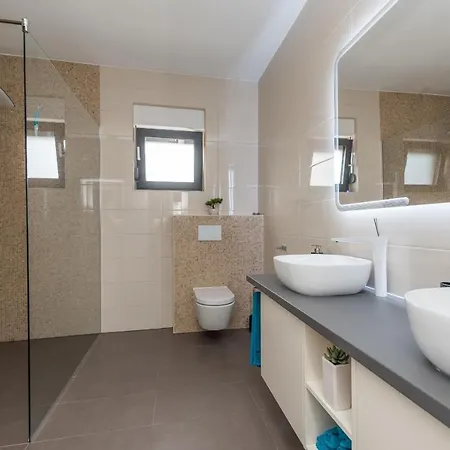 Nika Zadarvillas * زادار