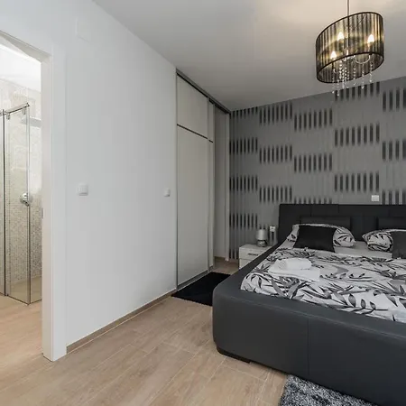 Nika Zadarvillas *